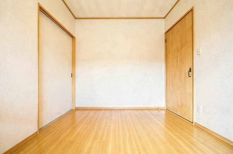 「棚のない大収納」─広いのに使えない