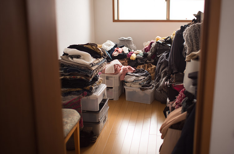 「棚のない大収納」─広いのに使えない