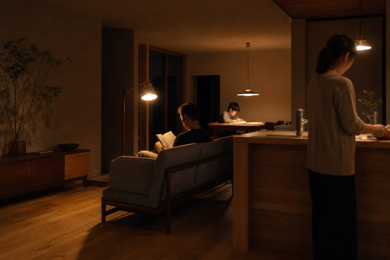 夜9時、温かい照明の下で過ごす家族