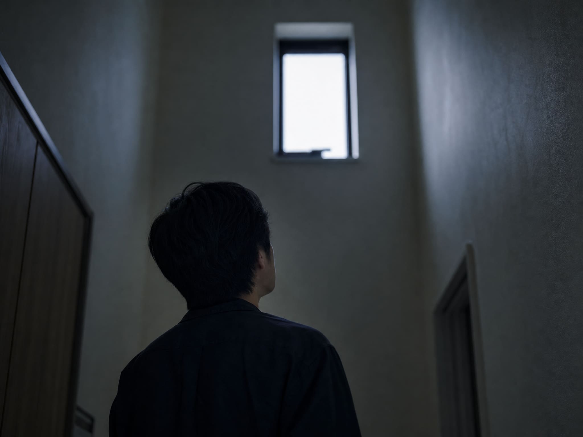一度も開けたことのない二階の窓を見上げる